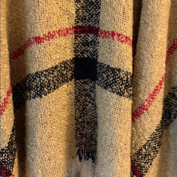 WD.NY Fringe Poncho - Picture 10 of 12